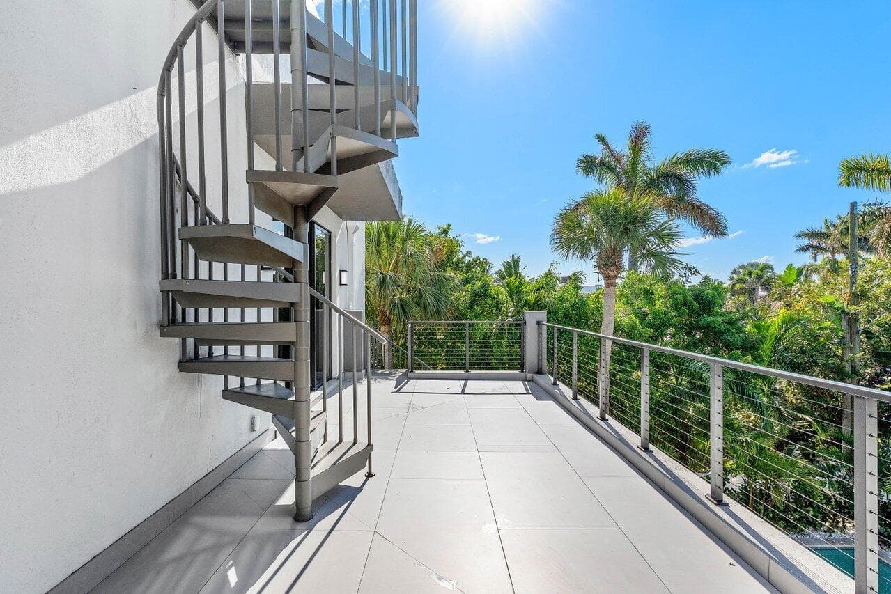 Bright-Staircase-with-Cable-Railing